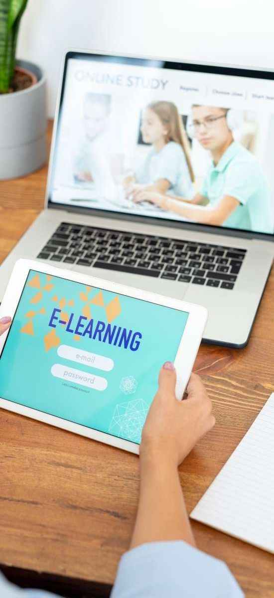 Students and teachers collaborating via an e-learning dashboard